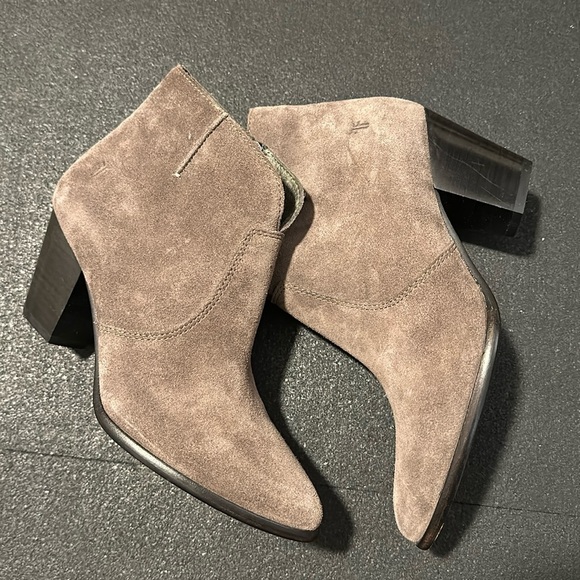 FRYE Jennifer suede bootie in taupe ankle boot gray like new 7 heel - Picture 1 of 6